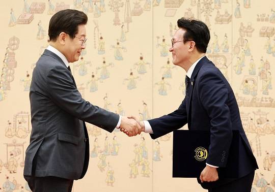 이재명 대통령이 4일 서울 용산 대통령실 청사에서 열린 임명장 수여식에서 김민석 신임 국무총리에게 임명장을 수여한 뒤 악수하고 있다. 사진=뉴시스