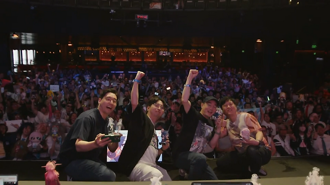 넥슨게임즈 '블루 아카이브' 김용하 총괄 PD, 안경섭 PD, OST 작곡가 미츠키요가 아니메 엑스포 2025를 찾은 관람객과 기념 사진을 촬영했다.(출처='블루 아카이브' 북미 유튜브).