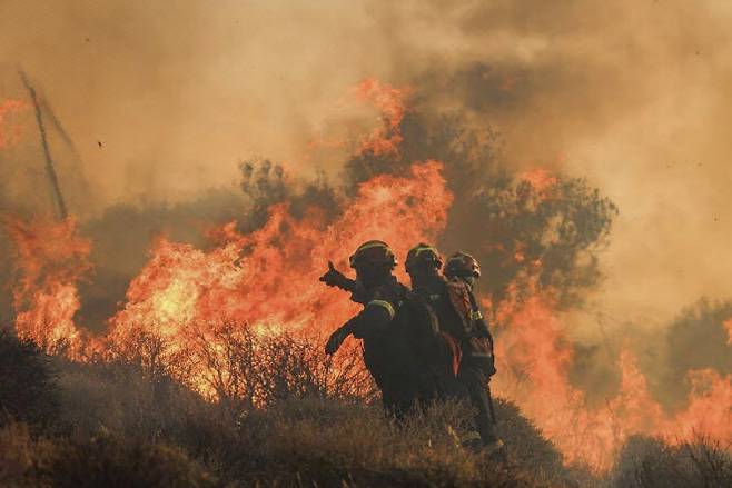 지난 3일(현지시간) 그리스 크레타섬 남동부 이에라파트라에서 대형 산불이 발생해 소방관들이 화마와 싸우고 있다. (AFP=뉴스1)