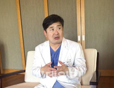 김진구 명지병원 정형외과 교수가 카티스템 수술과 관련된 질문에 답변하고 있다. (사진=이데일리 나은경 기자)