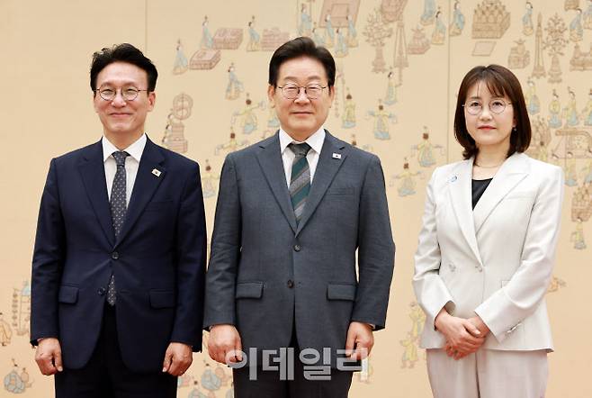 이재명 대통령이 4일 용산 대통령실에서 김민석 국무총리에게 임명장을 수여한 후 기념촬영을 하고 있다. 오른쪽은 김 총리 부인 이태린 씨 (사진=대통령실통신사진기자단)