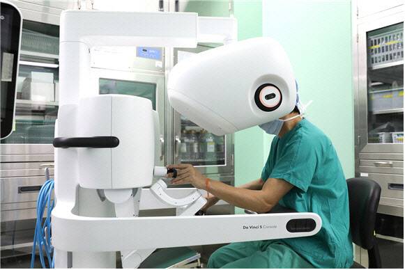 일산백병원은 도입한 5세대 최신 로봇수술장비 ‘다빈치 5(Da Vinci 5)’를 활용, 3개월도 되지 않아 수술 100례를 달성했다.