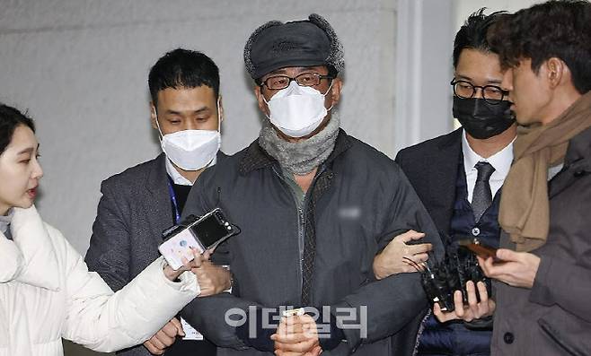 ‘12·3 비상계엄’ 기획에 관여한 혐의로 구속된 노상원 전 국군정보사령관이 24일 오전 은평구 서울서부경찰서에서 검찰로 송치되고 있다.(사진=연합뉴스)