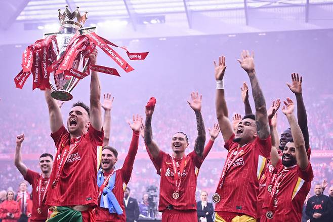 EPL 우승 트로피를 들어 올리는 디오구 조타. 사진=AFPBB NEWS