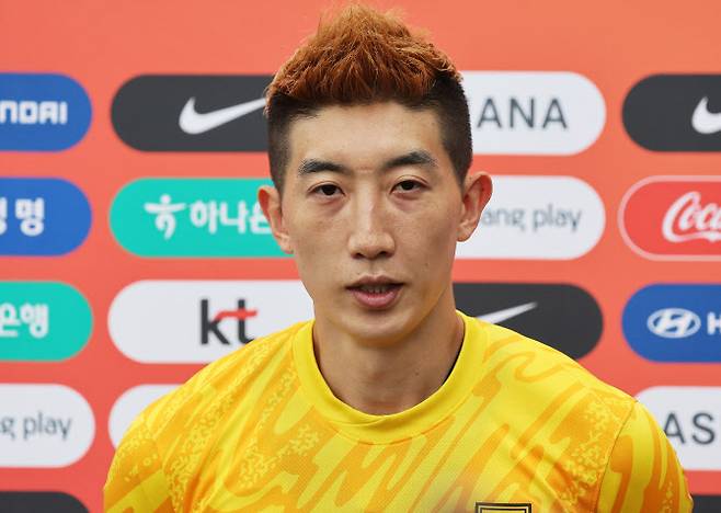 2025년 동아시아축구연맹(EAFF) E-1 챔피언십(동아시안컵)을 앞둔 축구 국가대표팀 조현우가 4일 경기도 성남시 중원구 성남종합운동장에서 훈련에 앞서 취재진 질문에 답하고 있다. 사진=연합뉴스