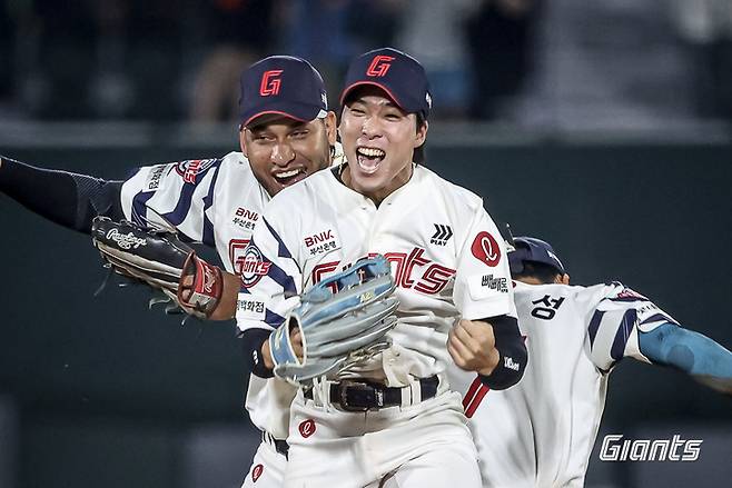 지난 3일 경기 승리하며 세리머니하는 롯데 외야진.