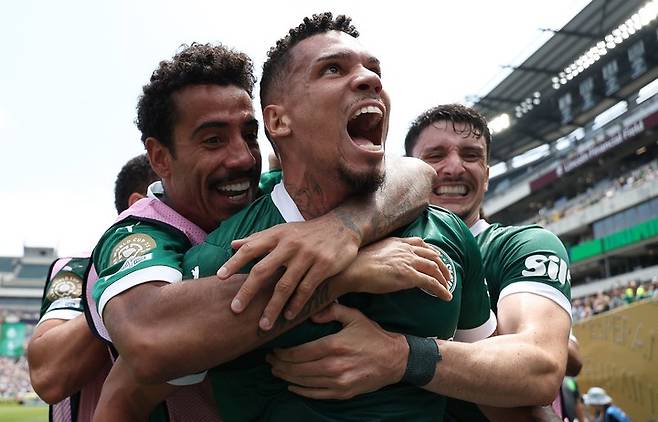 클럽 월드컵 16강전에서 선제골을 넣은 파우메이라스의 파울리뉴가 동료들과 함께 기뻐하고 있다.