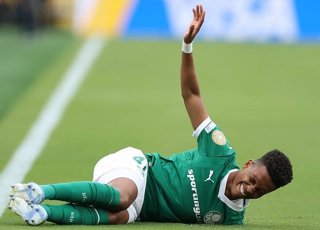 클럽 월드컵 2025 A조 경기에서 파우메이라스의 공격수 에스테방 윌리안(등번호 41번)이 통증을 호소하고 있다.