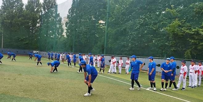 연세대 선수단과 합동 훈련을 진행하는 베트남 대표팀.