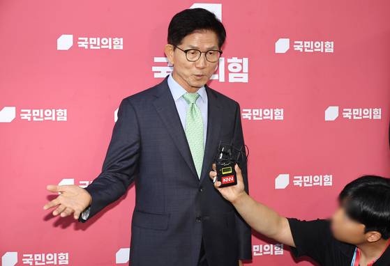 국민의힘 김문수 전 대선 후보가 4일 국회를 방문, 송언석 비상대책위원장 겸 원내대표와 만난 뒤 나와 취재진의 질문에 답변하고 있다. 〈사진=연합뉴스〉