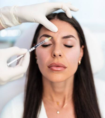 틱톡 인스타그램 등 SNS를 보고 한국산 보톡스인 '이노톡스'를 자가 주사하는 사람이 늘고 있어 전문가들이 경고하고 나섰다.  [사진=게티이미지뱅크]