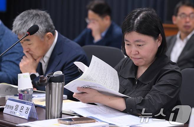 국정기획위원회 정치행정분과 전문위원을 맡은 임은정 대전지검 부장검사가 20일 오전 서울 종로구 정부서울청사 창성동 별관에서 열린 검찰청 업무보고에서 자료를 살펴보고 있다. (공동취재) 2025.6.20/뉴스1 ⓒ News1 황기선 기자