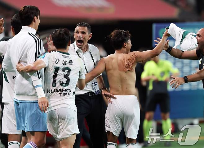2일 오후 서울 마포구 서울월드컵경기장에서 열린 '2025 하나은행 코리아컵' 8강 FC서울과 전북현대의 경기에서 1-0 승리를 이끈 거스 포옛 전북 감독이 경기 종료 휘슬이 울리자 환호하고 있다. 2025.7.2/뉴스1 ⓒ News1 오대일 기자