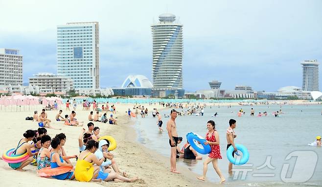 (평양 노동신문=뉴스1) = 북한 노동당 기관지 노동신문은 3일 원산 갈마해안관광지구에 관광봉사가 시작된 이후로 전국 각지에서 끊임없이 찾아오는 근로자들로 끝없이 흥성이고 있다고 보도했다. [국내에서만 사용가능. 재배포 금지. DB 금지. For Use Only in the Republic of Korea. Redistribution Prohibited] rodongphoto@news1.kr