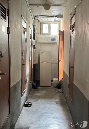 2일 오전 서울 영등포구 영등포동 쪽방촌 문이 대부분 굳게 닫혀 있다. 복도 끝에서는 '서울시 공용 에어컨 7번'이 가동되고 있다. 25.07.02  ⓒ News1 송송이 기자