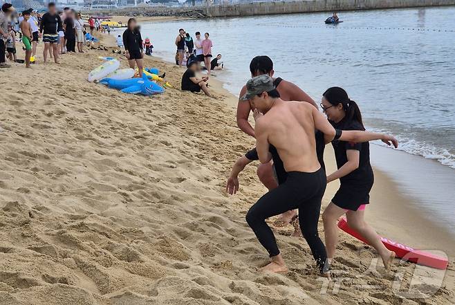3일 개장을 하루 앞둔 강원 속초해수욕장에서 인명구조 합동훈련이 실시되고 있다. 2025.7.3/뉴스1 ⓒ News1 윤왕근 기자
