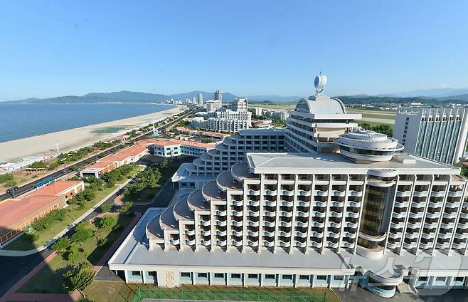 (평양 노동신문=뉴스1) = 북한 노동당 기관지 노동신문은 4일 "동해의 명승 명사십리에 우리 식의 해안관광도시, 인민의 문화 휴양지가 웅장하고 화려하게 솟아났다"며 연일 원산 갈마해안관광지구를 홍보했다. [국내에서만 사용가능. 재배포 금지. DB 금지. For Use Only in the Republic of Korea. Redistribution Prohibited] rodongphoto@news1.kr