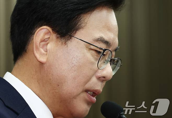 송언석 국민의힘 비상대책위원장 겸 원내대표가 4일 오전 서울 여의도 국회에서 열린 긴급 의원총회에서 모두 발언을 하고 있다. 2025.7.4/뉴스1 ⓒ News1 김민지 기자
