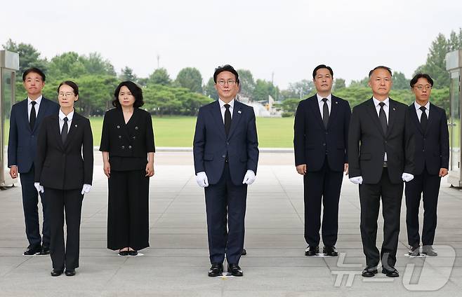 김민석 신임 국무총리가 4일 오후 서울 동작구 국립서울현충원을 찾아 참배를 위해 현충탑으로 향하고 있다. (공동취재) 2025.7.4/뉴스1 ⓒ News1 김명섭 기자