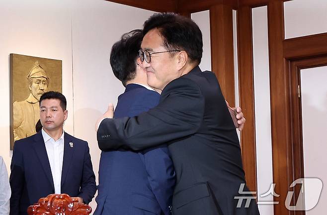 김민석 신임 국무총리가 4일 서울 여의도 국회 의장 집무실에서 우원식 국회의장과 포옹을 하고 있다. 2025.7.4/뉴스1 ⓒ News1 박지혜 기자