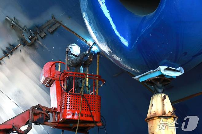 HD현대중공업 한 작업자가 건조중인 선박 블록을 용접하고 있다. (HD현대중공업제공.재판매 및 DB 금지)