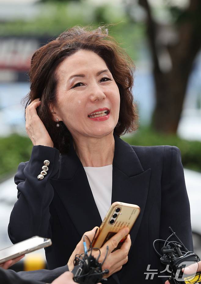 이진숙 교육부 장관 후보자가 지난달 30일 오전 서울 여의도 한국교육시설안전원에 마련된 인사청문회 사무실로 출근하며 취재진의 질의에 답변하고 있다. 2025.6.30/뉴스1 ⓒ News1 신웅수 기자