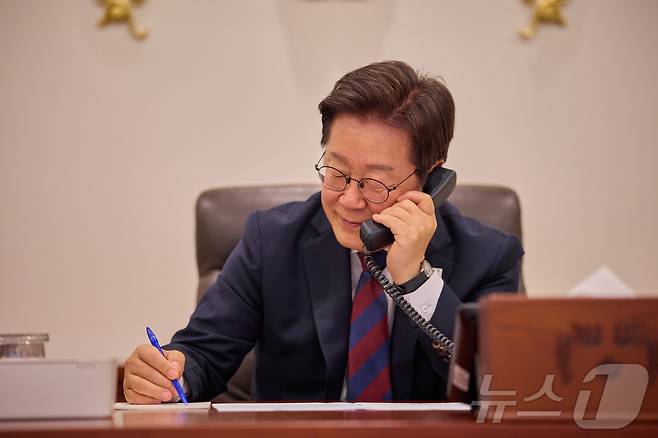 이재명 대통령이 3일 서울 용산구 대통령실 청사 집무실에서 마르크 뤼터 북대서양조약기구(NATO) 사무총장과 전화 통화를 하고 있다. (대통령실 제공. 재판매 및 DB 금지) 2025.7.3/뉴스1 ⓒ News1 이재명 기자