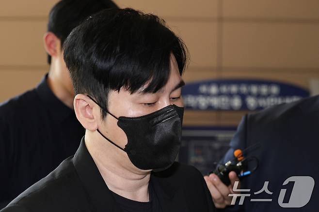 양현석 YG엔터테인먼트 총괄 프로듀서가 4일 오후 서울 마포구 서부지방법원에서 열린 관세법 위반 혐의 공판에 출석하고 있다. 양현석은 2014년 싱가포르에서 스위스 고가 명품 시계 2개를 업체로부터 받아 세관에 신고하지 않고 국내에 반입한 혐의를 받는다. 2025.7.4/뉴스1 ⓒ News1 신웅수 기자