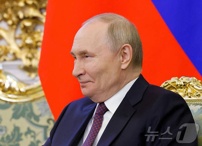 2일(현지시간) 블라디미르 푸틴 러시아 대통령이 모스크바 크렘린궁에서 사디르 자파로프 키르기스스탄 대통령과 만나고 있다. 2025.07.02 ⓒ 로이터=뉴스1 ⓒ News1 김지완 기자