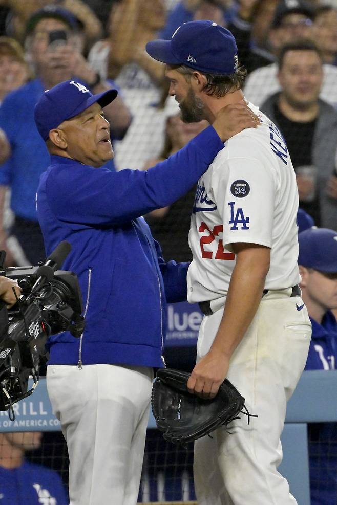 Jul 2, 2025; Los Angeles, California, USA;  Los Angeles Dodgers starting pitcher Clayton Kershaw (22) is congratulated by Los Angeles Dodgers manager Dave Roberts (30) after his 3000th career strike of Chicago White Sox third baseman Vinny Capra (41) in the fifth inning at Dodger Stadium. Mandatory Credit: Jayne Kamin-Oncea-Imagn Images







<저작권자(c) 연합뉴스, 무단 전재-재배포, AI 학습 및 활용 금지>