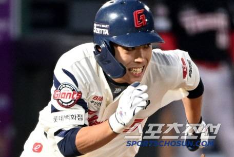 8일 부산 사직야구장에서 열린 KIA와 롯데의 경기, 롯데 황성빈이 타구를 날린 후 질주하고 있다. 부산=허상욱 기자wook@sportschosun.com/2025.04.08/