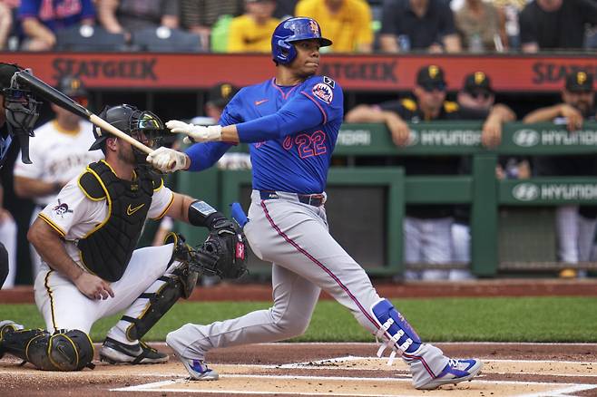 후안 소토가 지난달 29일(한국시각) 피츠버그 파이어리츠전서 1회 타격을 하고 있다. AP연합뉴스