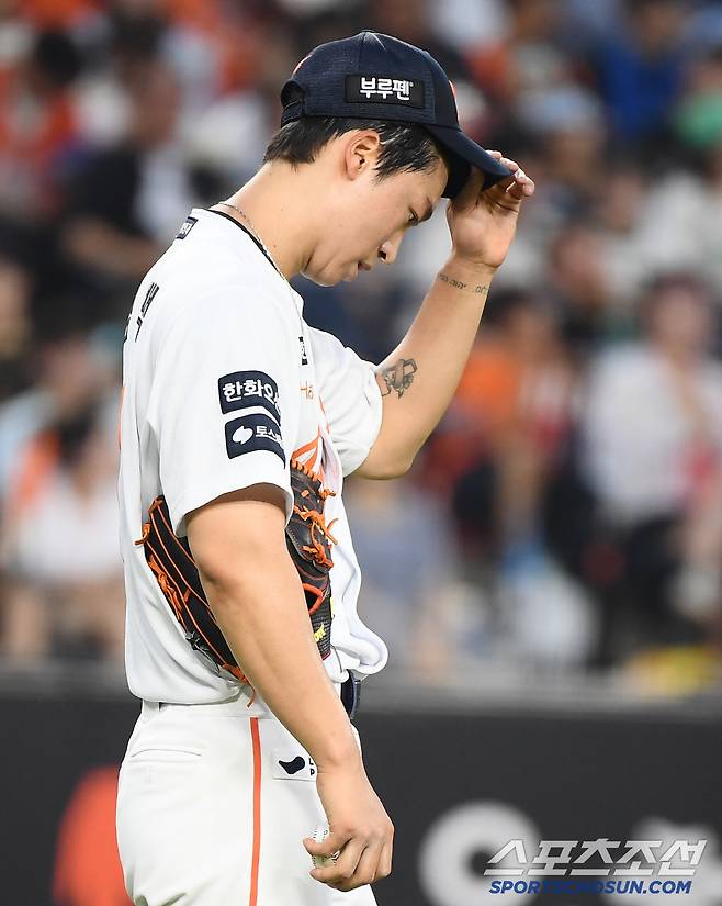 3일 대전 한화생명볼파크에서 열린 NC-한화전. 4회초 2사 1, 2루 김주원에게 적시타를 허용한 엄상백이 아쉬워하고 있다. 대전=정재근 기자 cjg@sportschosun.com/2025.7.3/