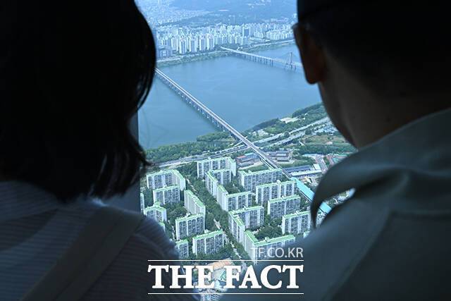 최근 송파구에 위치한 '센트럴파크'에서 시공사와 시행사 간 공사대금 미지급 문제로 인해 강제 경매 절차가 진행되며 '청년안심주택'에 대한 제도 보완 필요성이 제기됐다. 사진은 서울 송파구 롯데월드타워 서울스카이에서 시민들이 잠실 일대 주택을 바라보고 있다. /더팩트 DB