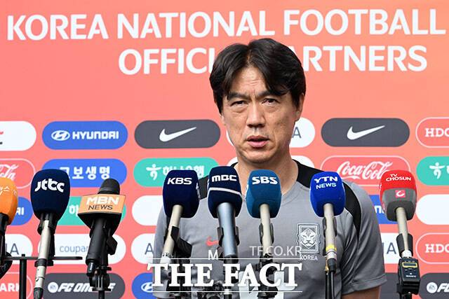 홍명보 한국 남자 축구 국가대표팀 감독이 3일 오후 경기도 성남시 성남종합운동장에서 동아시안컵 대비 첫 훈련 전 취재진 질문에 답하고 있다. /성남종합운동장=남용희 기자