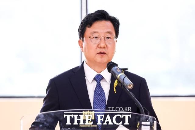 정진우 신임 서울중앙지검장이 4일 오전 취임사를 통해 "현재 검찰의 역할과 기능에 대해 활발한 개혁 논의가 진행 중에 있다"며 "이럴 때일수록 개혁 논의의 출발점이 된 우리의 검찰권 행사에 대해 스스로 솔직하게 되돌아보고 잘못된 것은 바로잡아야 한다"고 강조했다.
