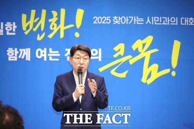 4일 우범기 전북 전주시장이 완산구 효자5동 주민센터에서 열린 '찾아가는 시민과의 대화' 행사를 통해 허심탄회한 소통을 하고 있다. /전주시