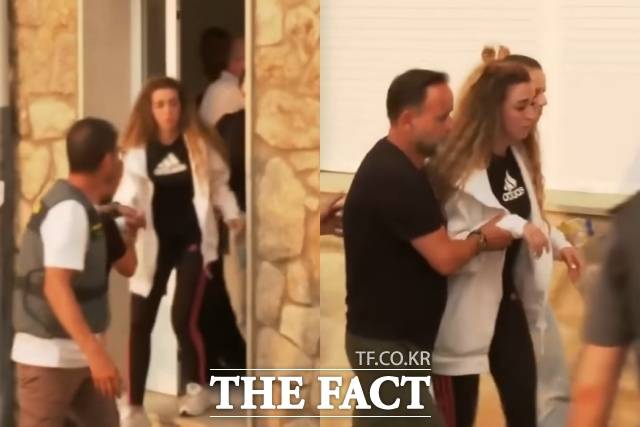 디오구 조타 아내 후치가 3일(현지시간) 영안실에서 나오며 가족들의 부축을 받고 있다. /Diario AS 유튜브 캡처