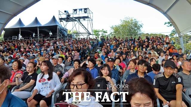 4일 제23회 부여서동연꽃축제 개막식에 많은 관광객들이 축하 공연을 관람하고 있다. /김형중 기자