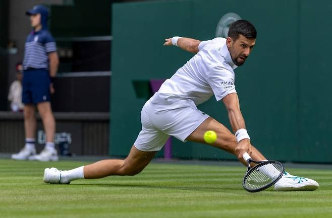 노박 조코비치가 3일 2025 윔블던 남자단식 2라운드에서 다니엘 에반스와 격돌하고 있다. 사진/윔블던