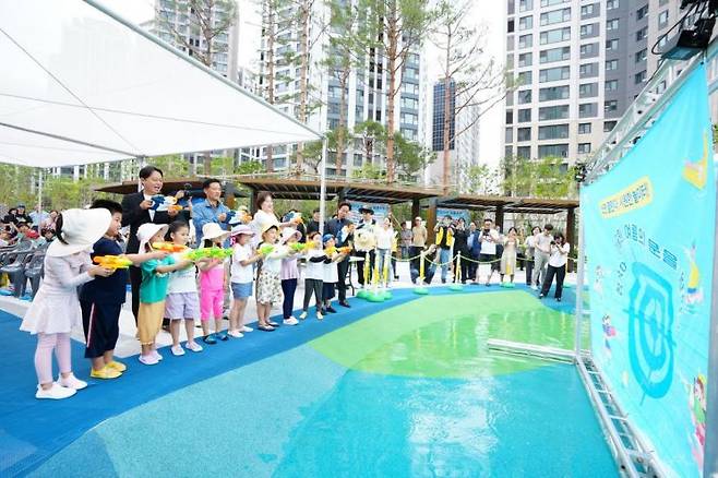 지난 2일 개장한 장석어린이공원. 장위4구역 주택재개발정비사업 협의를 통해 총 5649㎡ 규모로 성북구 최대 어린이공원으로 조성됐다. 이승로 성북구청장이 어린이들과 장석어린이공원 개장을 축하하고 있다. 성북구 제공.