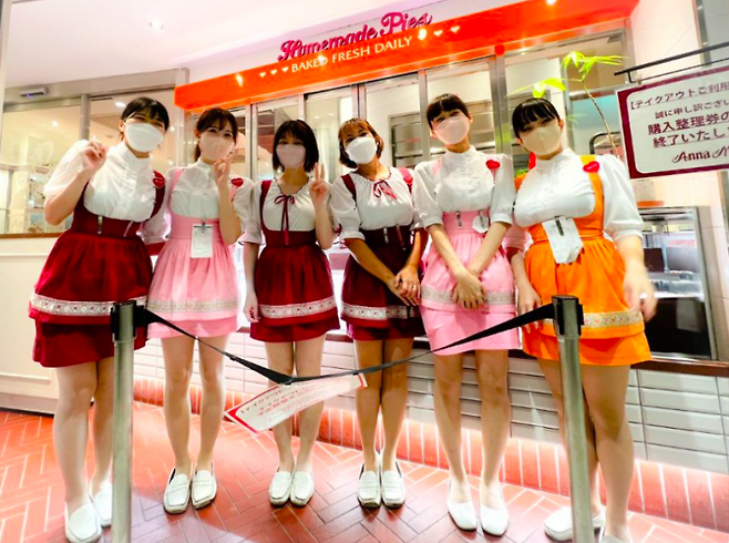 일본 레스토랑 '안나 밀러즈'의 여성 종업원들 모습. 엑스 캡처