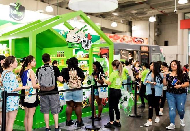 미국 뉴욕에서 열린 '케이콘'에 위치한 CJ제일제당 비비고 부스에서 사람들이 만두를 먹고 있다. [사진=CJ제일제당 제공]