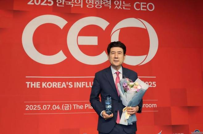 4일 서울 더플라자 호텔에서 열린 ‘2025 한국의 영향력 있는 CEO’ 시상식에서 이강덕 포항시장이 이차전지 명품도시경영 분야 대상을 수상했다. 포항시 제공