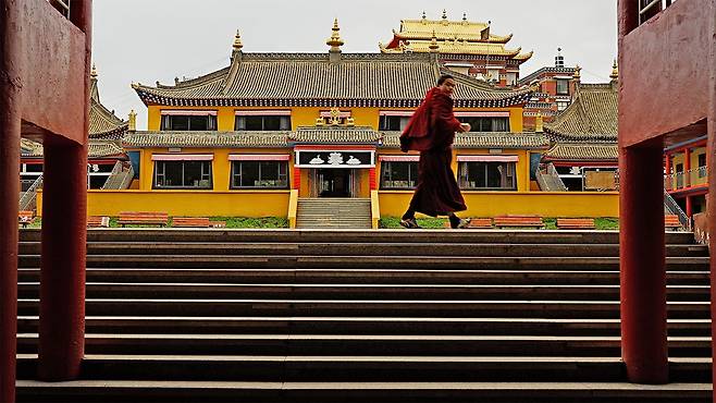 티베트 사원은 여전히 영향력을 행사하기 때문에 특히 밀착 감시를 받는다