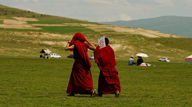 티베트 고원 가장자리의 아바로 향하는 길은 고지대의 햇살이 특히 따가운 곳이다