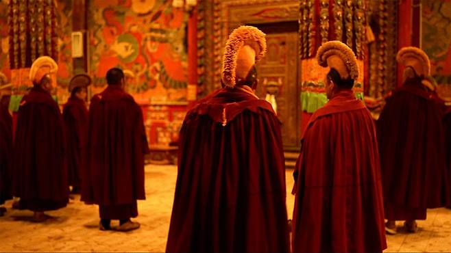 많은 티베트인은 중국의 통제로 인해 삶의 방식이 잠식된다고 느낀다…