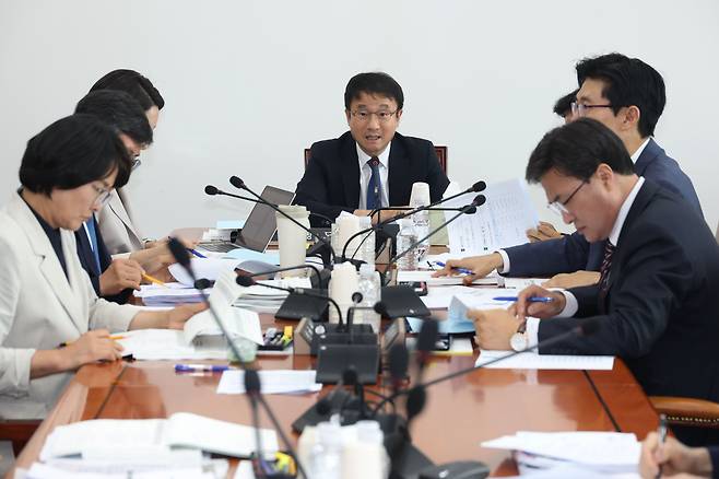 2일 오후 서울 여의도 국회에서 열린 예산결산특별위원회 제1차 2025년도 제2회 추가경정예산안 등 조정소위원회에서 한병도(가운데) 위원장이 발언하고 있다. /뉴스1