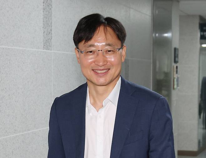 국세청장 후보자로 지명된 더불어민주당 임광현 의원이 26일 서울 여의도 국회 의원회관 사무실을 나서고 있다./연합뉴스