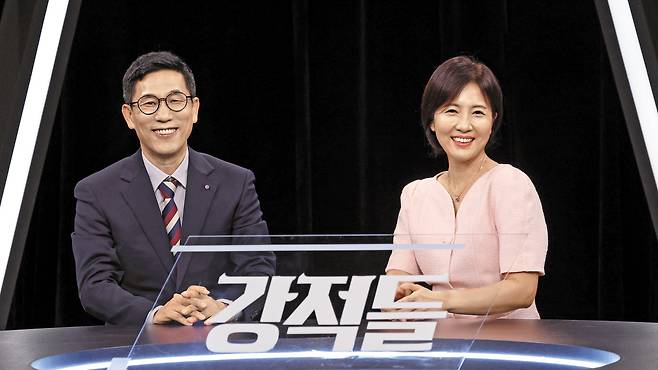 5일 밤 9시 10분 새 단장하는 TV조선 ‘강적들’의 남녀 공동 MC 진중권 교수와 임윤선 변호사. 두 사람은 “새로운 시도를 통해 건전한 비판이 무엇인지 제대로 보여주고 싶다”고 말했다./박성원 기자